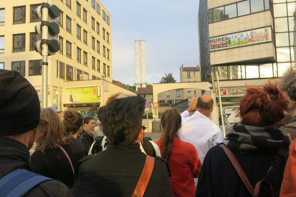 Un parcours décalé à travers un espace urbain en mouvement, à l'architecture foisonnante et erratique.