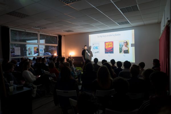 Mardi 4 octobre. Après un jour de relâche bien mérité, Relectures reprend à la Maison des Fougères avec une conférence de Vincent Piolet revenant sur la naissance du hip-hop français dans les années 1980, travail qu'il a consigné dans un livre paru aux éditions Le Mot et le Reste, "Regarde ta jeunesse dans les yeux".