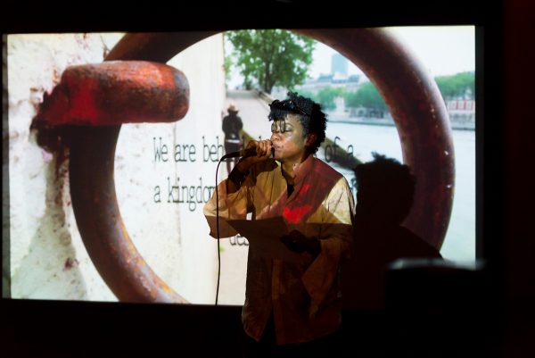 La soirée de poursuit à l'Espace Khiasma avec la performance de Jamika Ajalon, "Alien(s)kin".