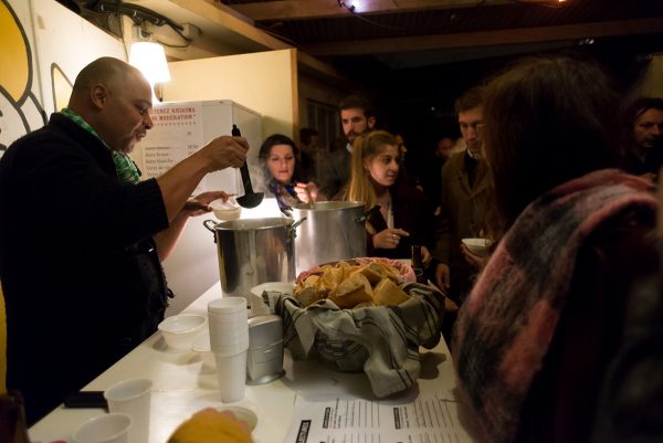 Avant d'entamer une discussion autour du film, une soupe conviviale est servie à l'issue de la projection.